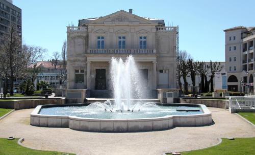 Tuvākā izklaides vieta, Maison Les Chênes - Jacuzzi - Calme & Idéalement situé - Clim - Salle de Jeux - Parking (Maison Les Chenes - Jacuzzi - Calme & Idealement situe - Clim - Salle de Jeux - Parking) in Sauzet (Rhone-Alpes)