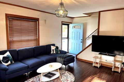 20 plus percent OFF! 4BR, 2 BT Spacious Home in Cuyahoga Falls, Parking, Pets Ok in กูยาโฮกา ฟอลส์ (OH)