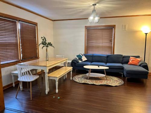 20 plus percent OFF! 4BR, 2 BT Spacious Home in Cuyahoga Falls, Parking, Pets Ok in กูยาโฮกา ฟอลส์ (OH)