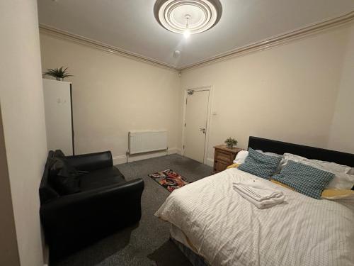 Smethwick Birmingham Cosy Spacious Bedroom - Free WiFi & Parking, Birmingham