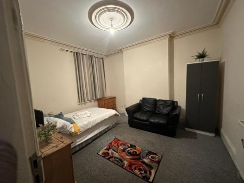 Smethwick Birmingham Cosy Spacious Bedroom - Free WiFi & Parking in Smethwick