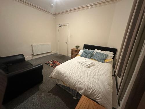 Smethwick Birmingham Cosy Spacious Bedroom - Free WiFi & Parking in Smethwick