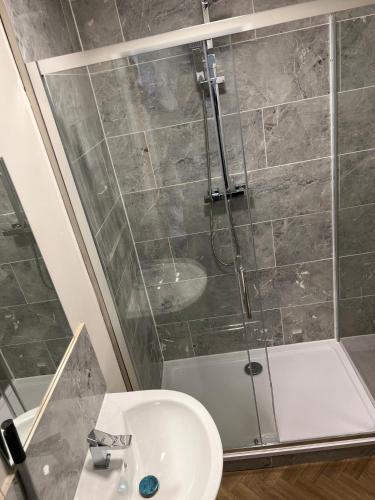 Fürdőszoba, Smethwick Birmingham Cosy Spacious Bedroom - Free WiFi & Parking in Smethwick