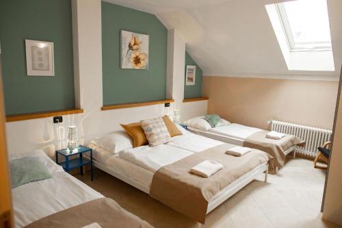 1 queen bed, 2 twin beds, 1 sofa bed