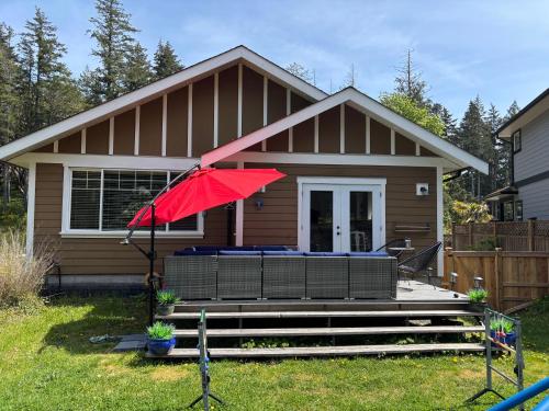 Bright Spacious Entire Home with Kids Backyard Set in Colwood