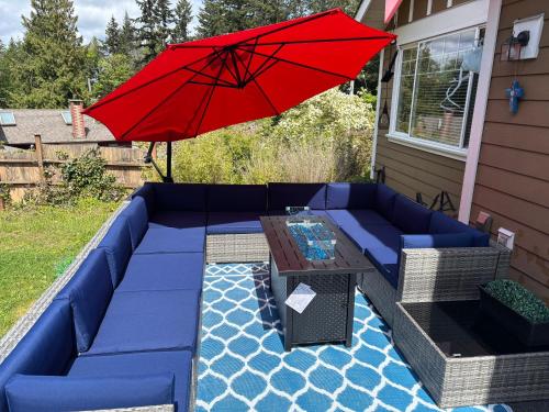Bright Spacious Entire Home with Kids Backyard Set in Colwood