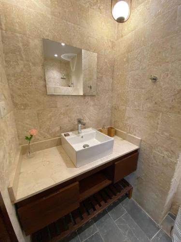One-Bedroom Premier Apartment image 3