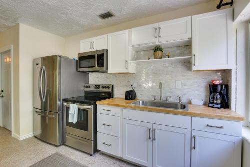 Chic Deerfield Beach Cottage - Walk to Beach! in Deerfield Beach, USA