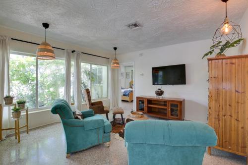 Chic Deerfield Beach Cottage - Walk to Beach! in Deerfield Beach, USA