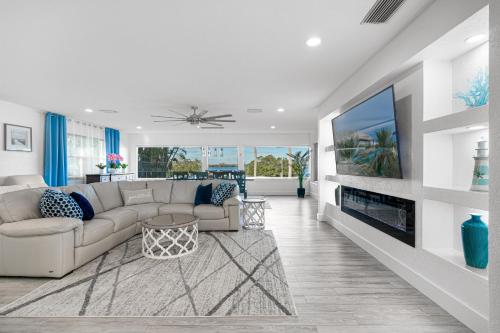 Oceanfront home with heated pool in Sarasota, USA