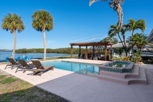 Oceanfront home with heated pool in Sarasota, USA