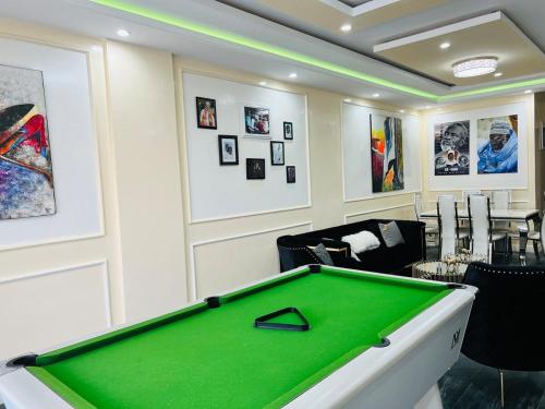 One-Bedroom Apartment image 9