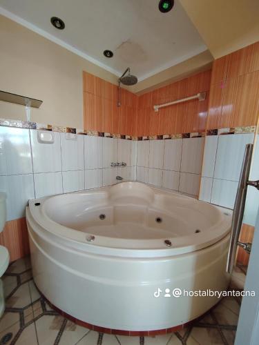 Pezsgőfürdő, Hostal Bryan in Tacna