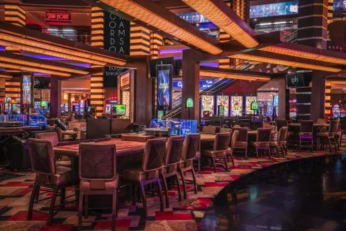 Planet Hollywood Resort & Casino by Suiteness - image 11