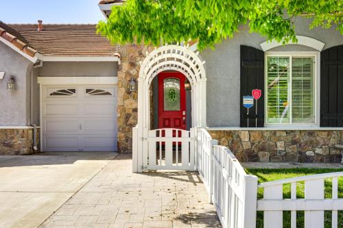5 Mi to Dtwn Modesto Family Home with Patio! in Sisk