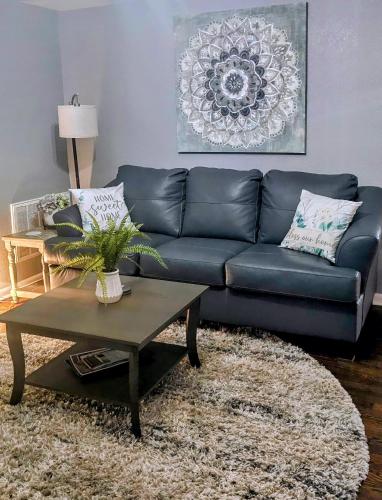 1908 Modern Farmhouse on large private treed lot in เมอร์เรียม