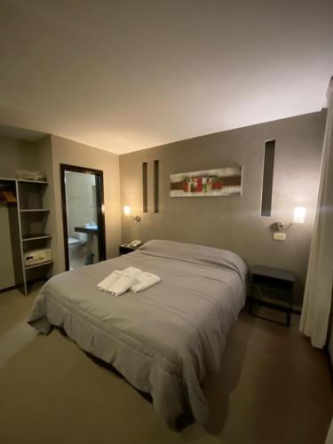 Double or Twin Room image 6