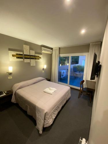 Double or Twin Room image 10