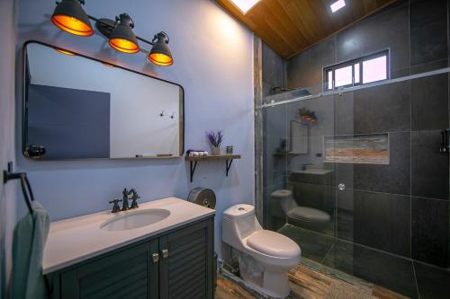 Refugio Turquesa-Luxury King Suite with Private Jacuzzi Balcony-5 min to La Fortuna, Fortuna (photo 9)