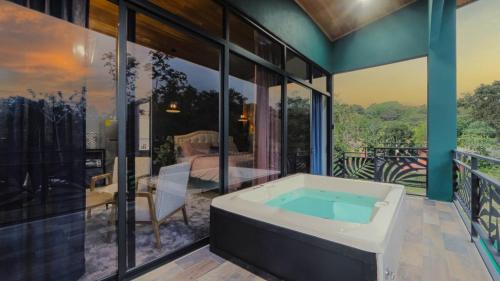 Refugio Turquesa-Luxury King Suite with Private Jacuzzi Balcony-5 min to La Fortuna, Fortuna (photo 4)