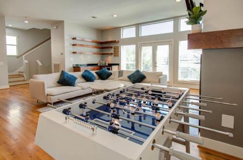 Modern 3B 3BA in Houston Heights with Private Patio near Beer Can House