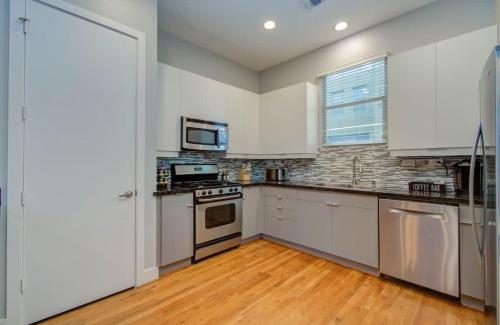 Modern 3B 3BA in Houston Heights with Private Patio near Beer Can House