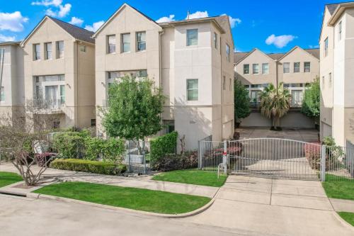 Modern 3B 3BA in Houston Heights with Private Patio near Beer Can House