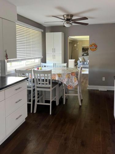 Bright Lake Cottage with Pool and Hot Tub in فورا ايري