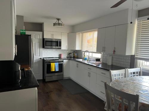 Bright Lake Cottage with Pool and Hot Tub in فورا ايري