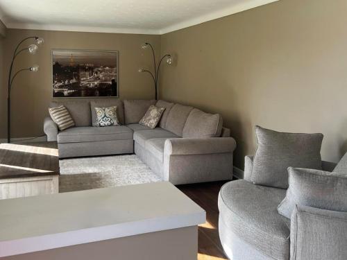 Bright Lake Cottage with Pool and Hot Tub in فورا ايري