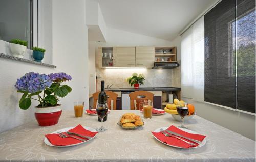 廚房, Cozy Home In Breznicki Hum in 哈爾斯新納