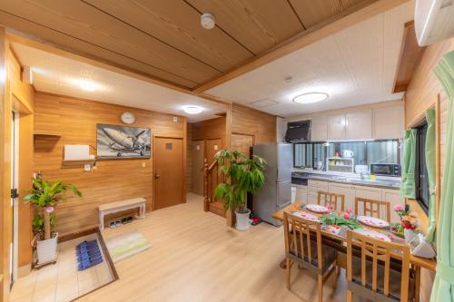 Kitchen, SUNSETCHURAー海が見える宿ーA relaxing moment in Kadena