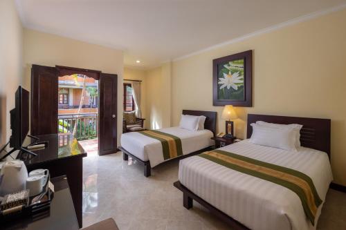Superior Double or Twin Room with Pool Access image 3