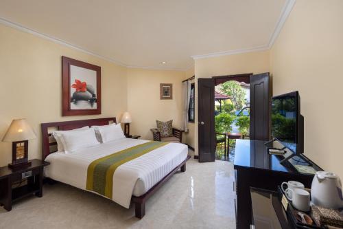 Superior Double or Twin Room with Pool Access image 2
