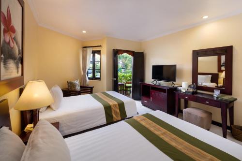 Superior Double or Twin Room with Pool Access image 1