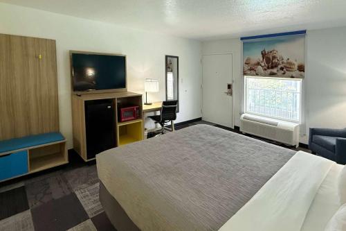 King Room with Mobility Access and Bathtub with Grab Bars, Non-Smoking