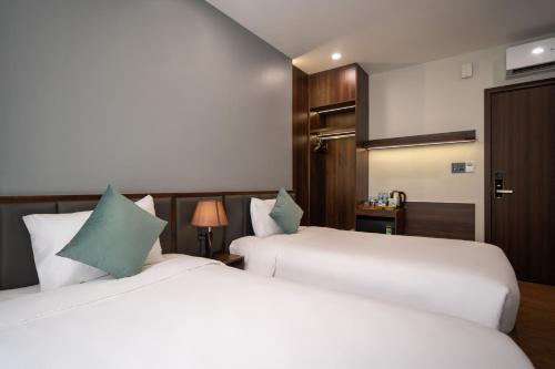 Deluxe Twin Room image 6