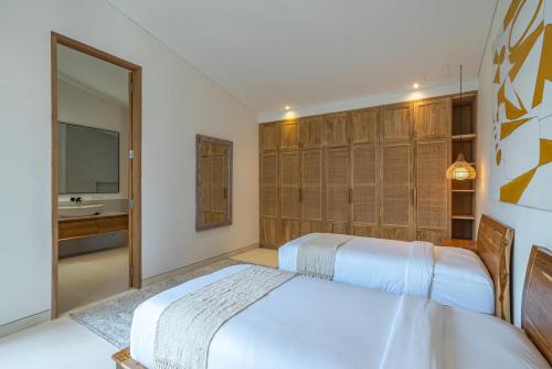 Casa Kameelya - Modern Tropical 4BR Villa in Central Canggu - image 3