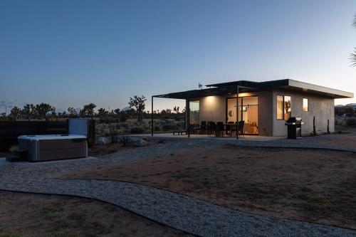 Sundown Ridge - Modern Homestead w Spa in Yucca Valley, USA