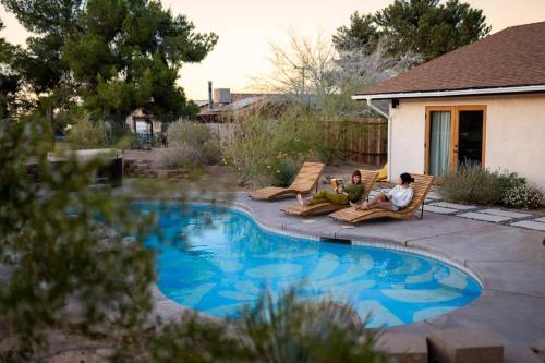 West & Wild Yucca Hip Modern Pool Sleeps 12 in Yucca Valley, USA