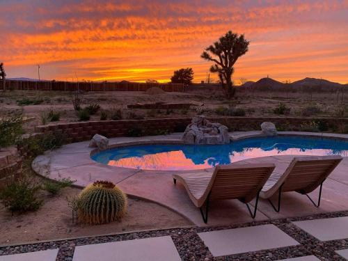 West & Wild Yucca Hip Modern Pool Sleeps 12 in Yucca Valley, USA