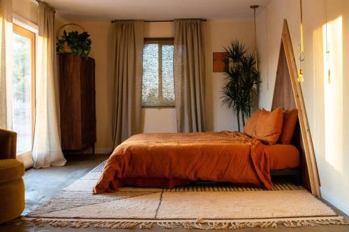 West & Wild Yucca Hip Modern Pool Sleeps 12 in Yucca Valley, USA