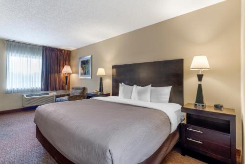 1 queen bed, 24 twin beds, 17 sofa beds