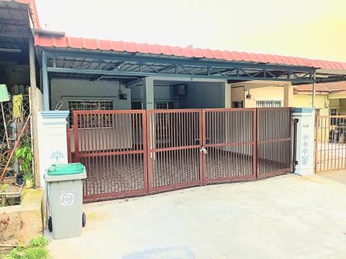 Dom (93 m²) w okolicy Jasin z 3 sypialnią/ami i 2 łazienką/ami (Homestay  Najihah Taman Jasin Height -3 bedrooms) in Jasin