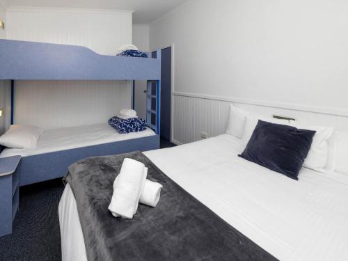 2 bedrooms, 3 beds