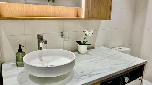 Lootsi Haven - Modern City Apartment with Free Parking, Tallin (foto 8)