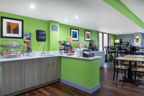 Microtel Inn by Wyndham Lake Norman - image 14