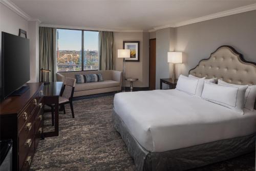 Parlor King Suite with Two Bathroom