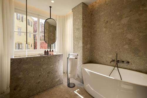 Kamar Mandi, The Calliston in Corfu