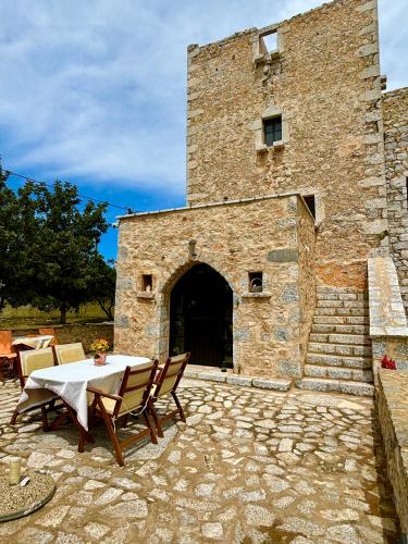 Kardiani Traditional Tower House in Mani gîte à louer Karínia